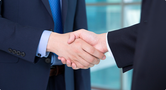 국제문화마케팅 비주얼 이미지 - 악수하는 모습