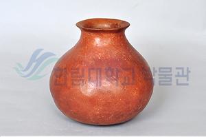 전시실_유물_붉은간토기_포토샵버전.jpg 이미지