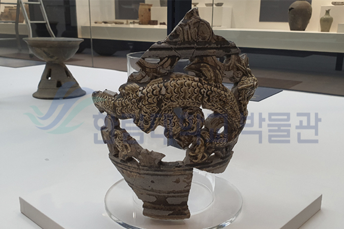 전시실_유물_청자　꽃　용무늬　의자_포토샵버전.jpg 이미지